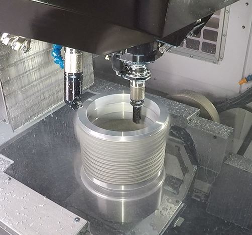 長尺の内径旋削を含むモーターケースの複合加工_M300Xd1 | ブラザー