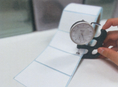 UHF 帯金属対応薄型 RFID『dCube Label』