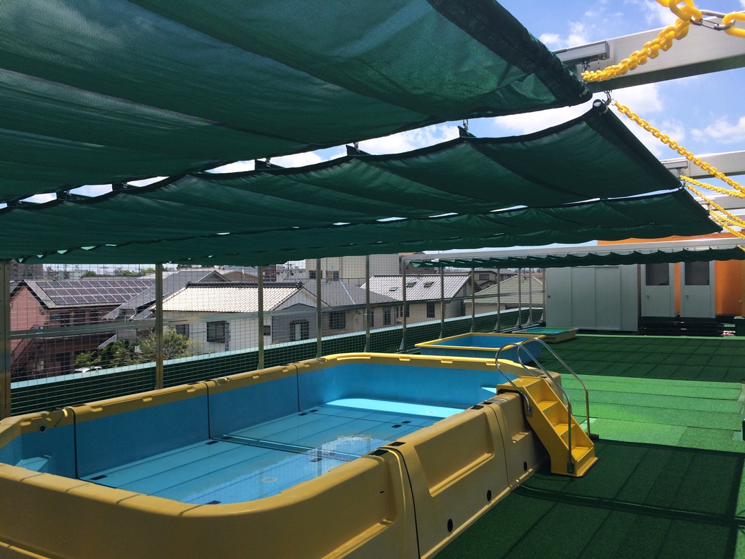 園児用プールに可動式日除け施工事例