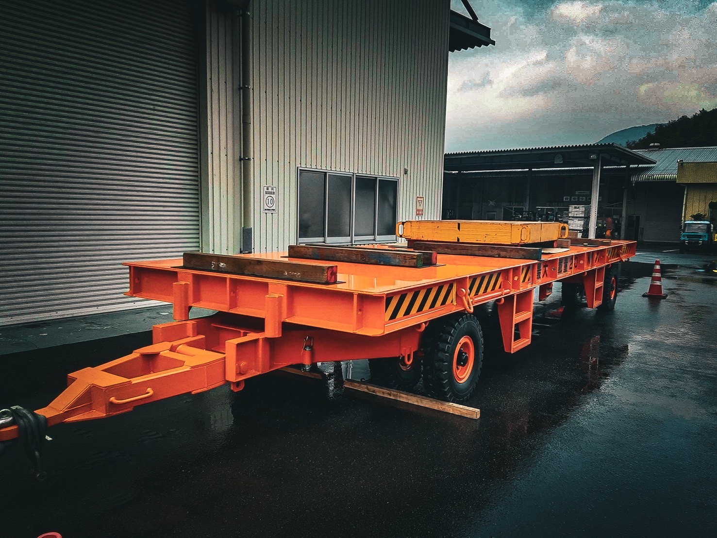 両引き式で柔軟搬送！20TON積載対応 大型トレーラー!