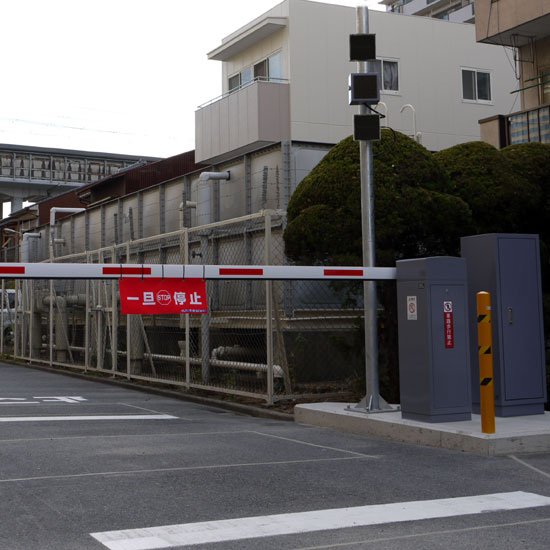 ドライバースルーの車両入退管理「タッチレスゲートシステム」