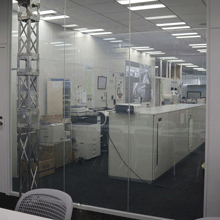 【調光フィルム活用事例】リアプロジェクタースクリーンとして