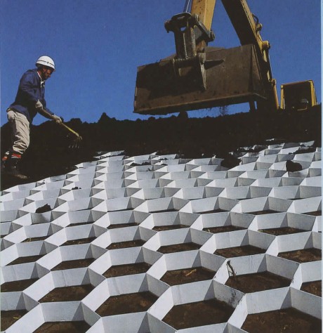 法面保護の新工法！ハニカム・フレーム『SPIKE(R)スパイク』