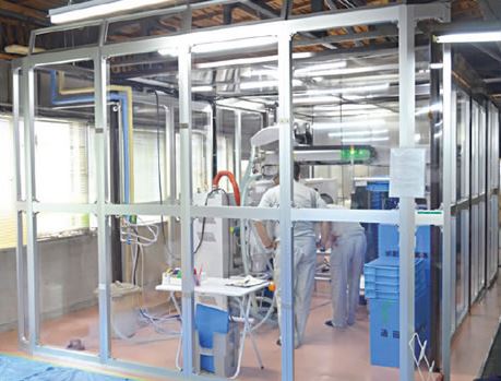 「ISOクラス”1”」クリーンブース内での射出成形