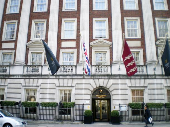 英国ミレニアムホテル 空調冷温水配管の赤錆・漏水問題を解決