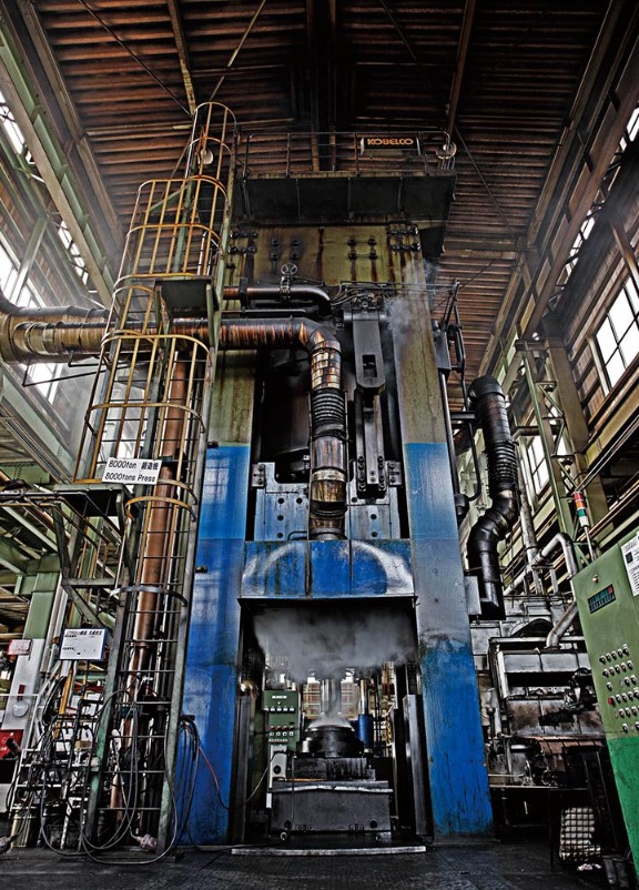 【ホイール　型打ち　大型油圧プレス　鍛造サービス】