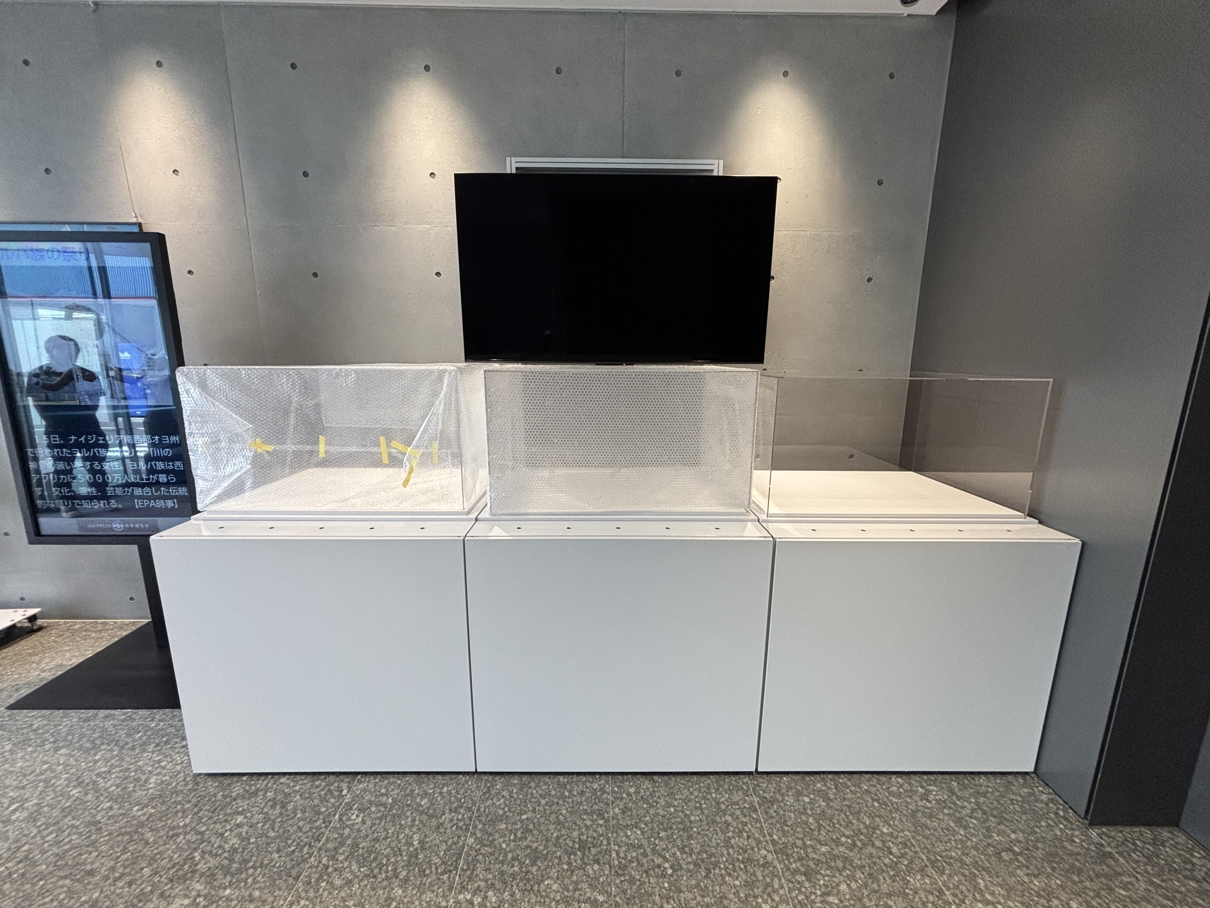 Case Study] Display Stand with Monitor (Magnetic Decorative Panel