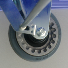 静かで軽い、樹脂運搬車／サイレントマスター（プッシュブレーキ付