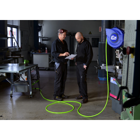 Safety Reel Hi vis hose milieu workshop people CEJN.jpg