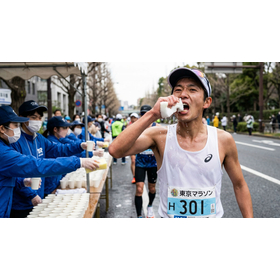 marathon-runner-hydrating-mouth-white-sponge-japan.jpg