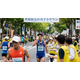 marathon-runner-wiping-sweat-white-sponge-japan.jpg