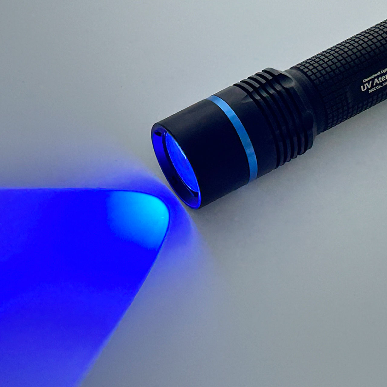 油分・繊維を光らせるクリーンチェックライト「UVアーテルS」 | NCC