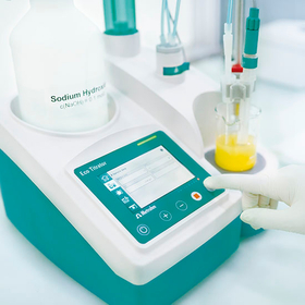 EcoTitrator_withhand_4918_550X550pi.jpg